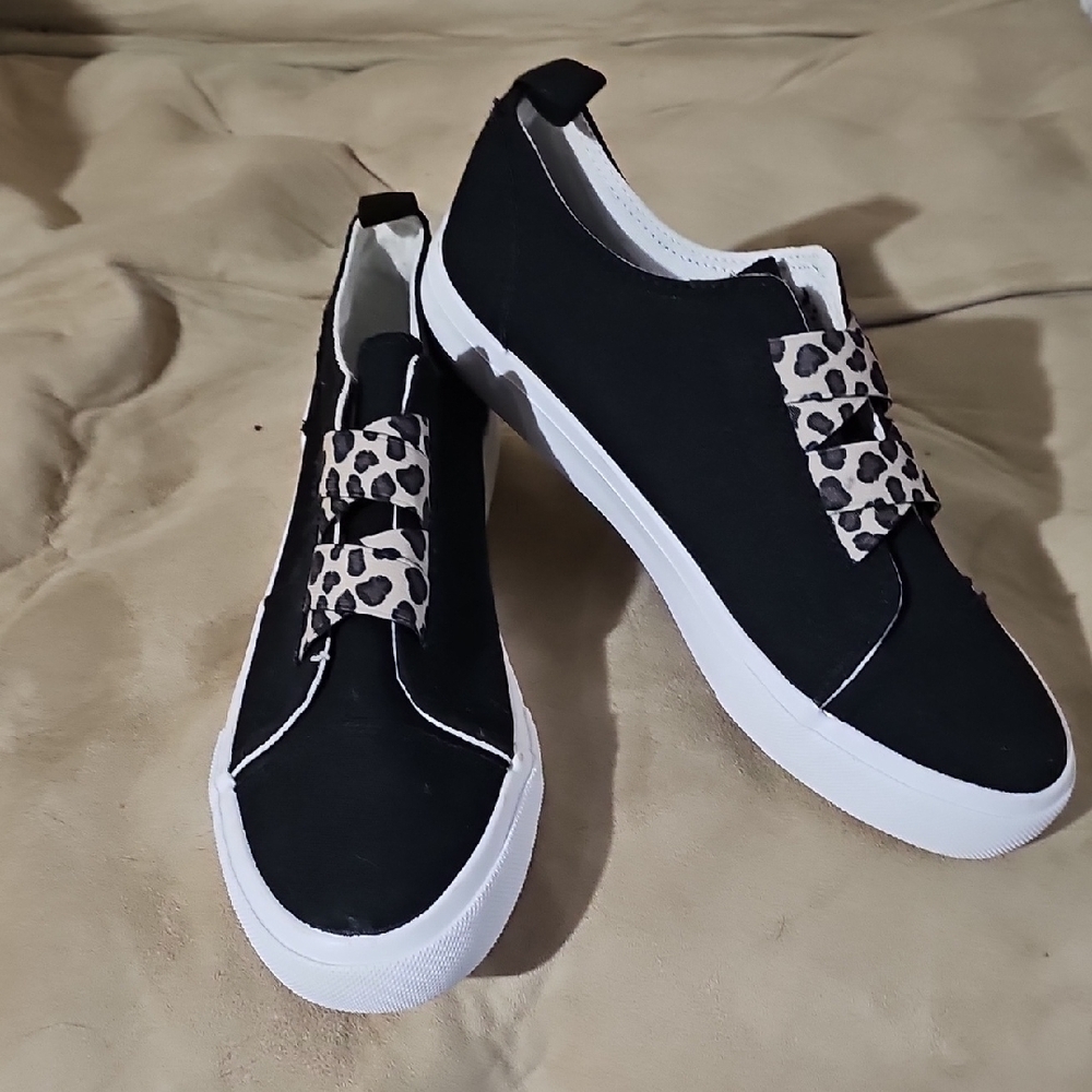 Serra Black Athletic Shoes Classic Design Versatile Style